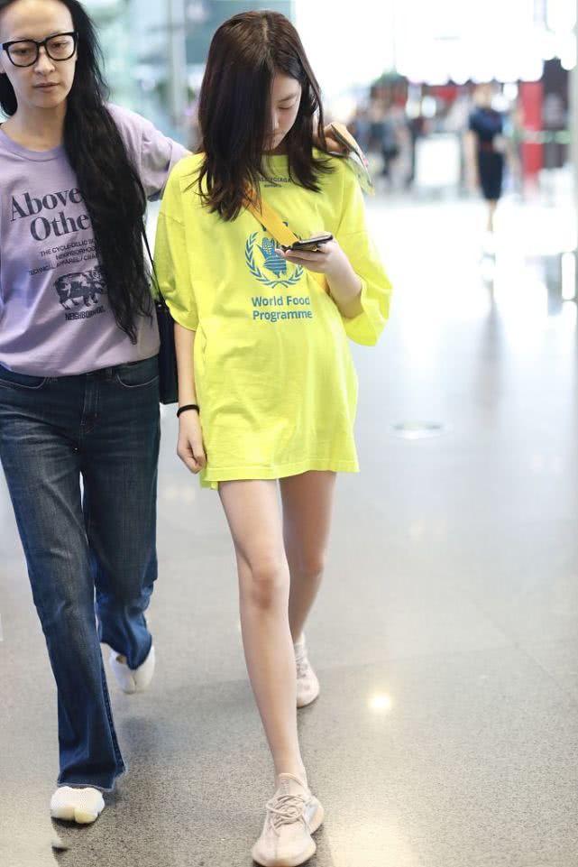 李嫣一身大牌走机场,3200荧光t恤配1399包包秀长腿,太有王菲范