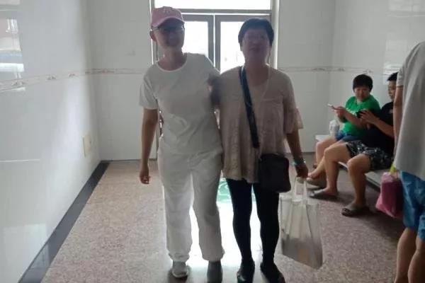 抗癌女孩:女孩7年花200万抗癌被劝放弃:我凭什么活该去死? ▲李明馨与母亲的合照 资料图