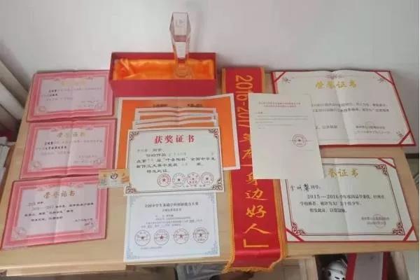 抗癌女孩:女孩7年花200万抗癌被劝放弃:我凭什么活该去死? ▲李明馨所得证书 资料图