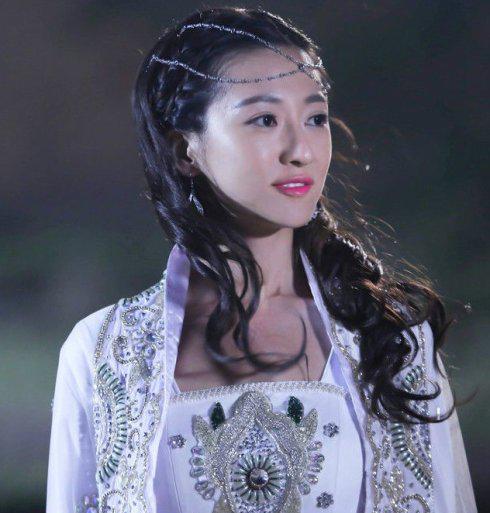 余玥5岁时以童星身份出道,因在《格格要出嫁》中饰演小金蟾格格受到