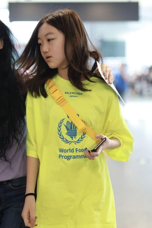 李嫣一身大牌走机场,3200荧光t恤配1399包包秀长腿,太有王菲范