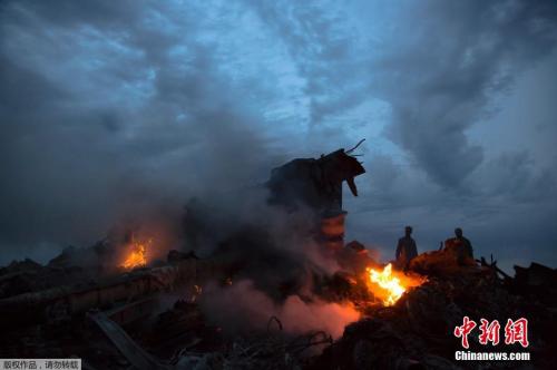 马航mh17客机坠毁 资料图:当地时间2014年7月17日,马来西亚一架载有298人的777客机在乌克兰靠近俄罗斯边界坠毁。图为马航波音777客机在乌克兰顿涅茨克地区坠毁的现场。