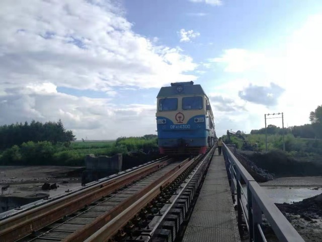 哈铁抢修人员连夜鏖战27小时 齐北铁路线水害区段恢复开通