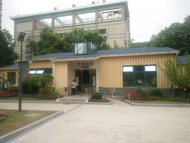 鼓楼区阳光广场公园内的这座公厕,是2017年的"厕所革命"中按照国标一