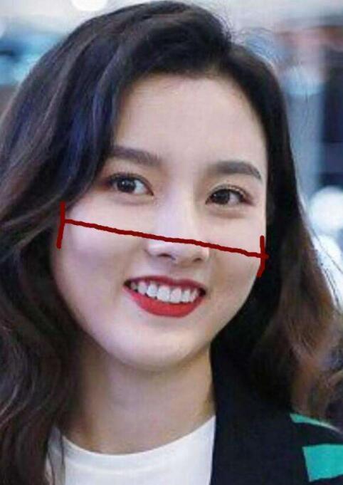 小时候的惊艳感,一些脸部的缺陷来是凸显了出来,比如说嘴巴,上唇过短