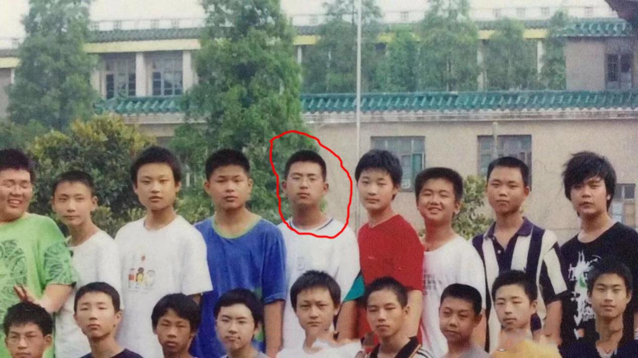 李现毕业照曝光引热议,颜值与现在差距大,他曾经也是胖子