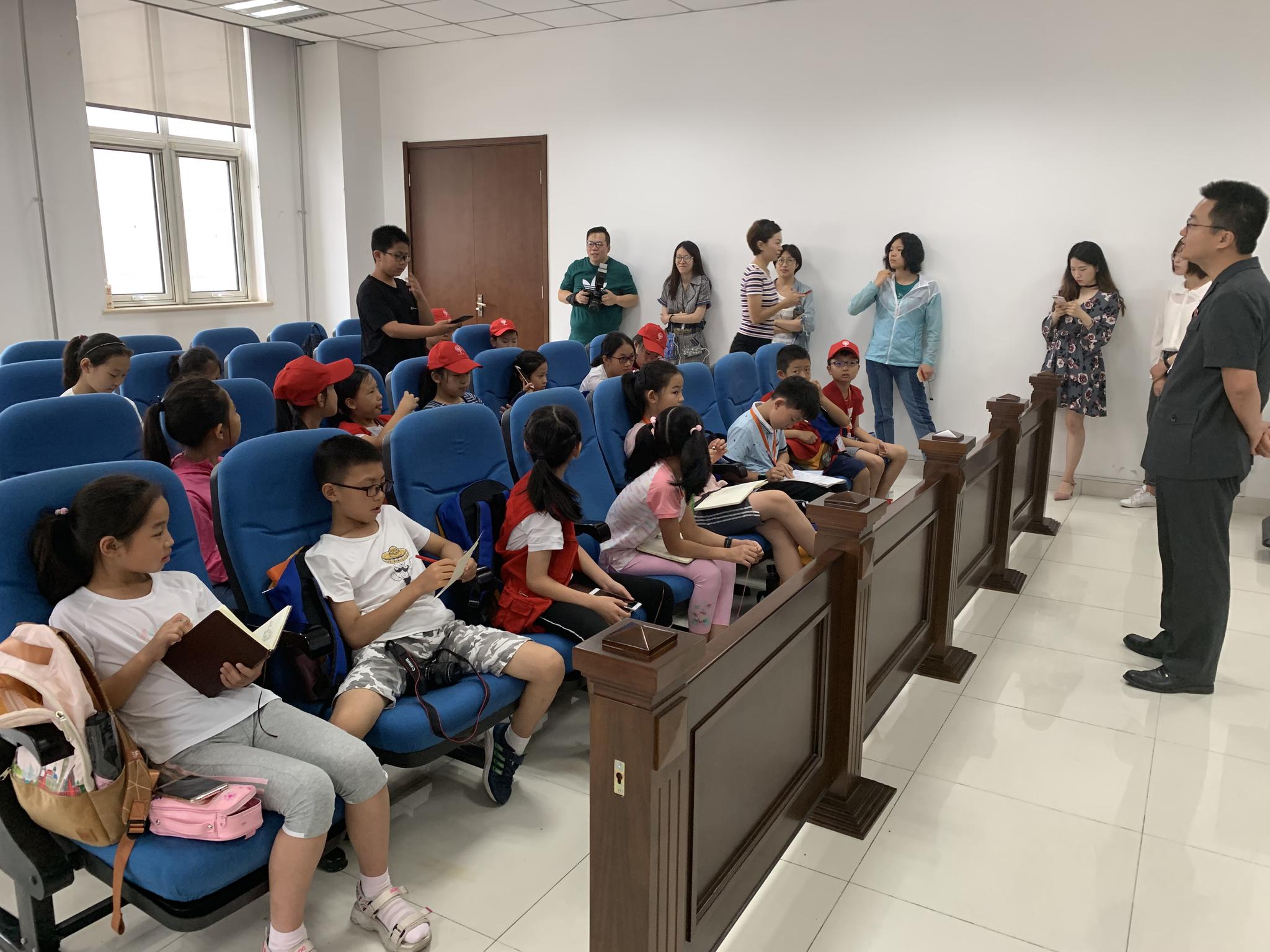 7月17日朝阳法院内,新京报小记者们旁听案件,庭审后小记者们与法官一起讨论案情。新京报记者 刘洋 摄