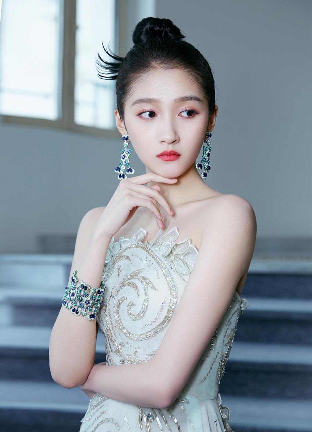 关晓彤高个子时尚少女,红色抹胸长裙搭配红唇妆,挑战复古穿搭