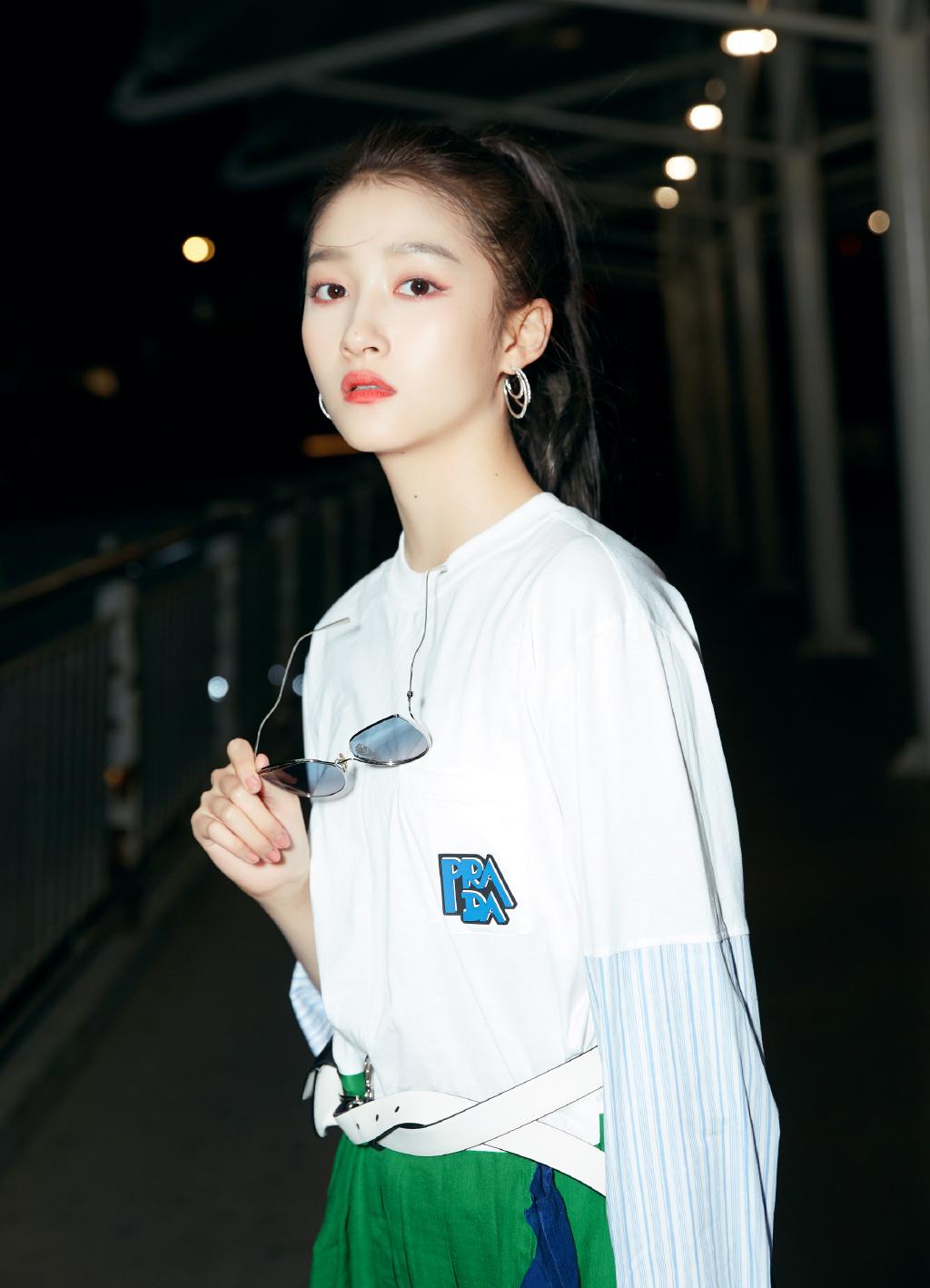 关晓彤高个子时尚少女,红色抹胸长裙搭配红唇妆,挑战复古穿搭