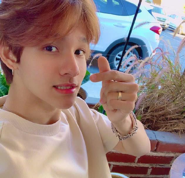 17岁的韩国混血歌手金山谬(kim samuel)因为参加选秀节目《produce