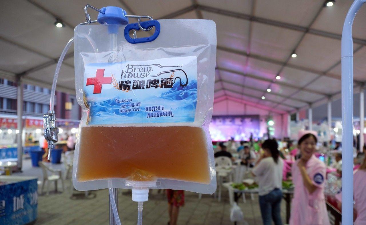 辽宁沈阳有一怪,啤酒装入输液袋,挂在食客身边把酒卖,网友称奇