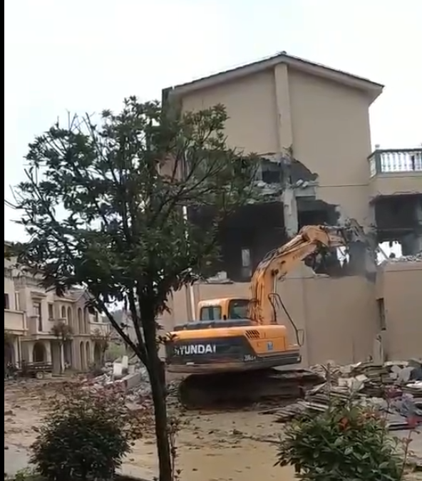  违法别墅正在拆除。视频截图