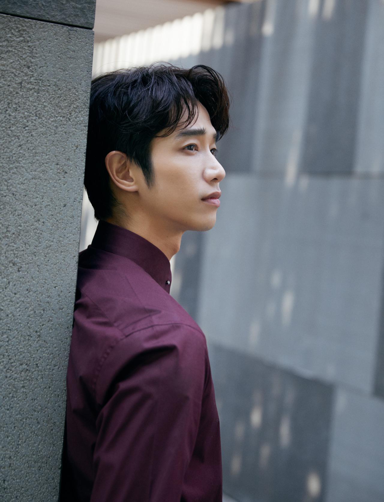 刘以豪亮相高级珠宝活动酒红西装尽显华贵气质