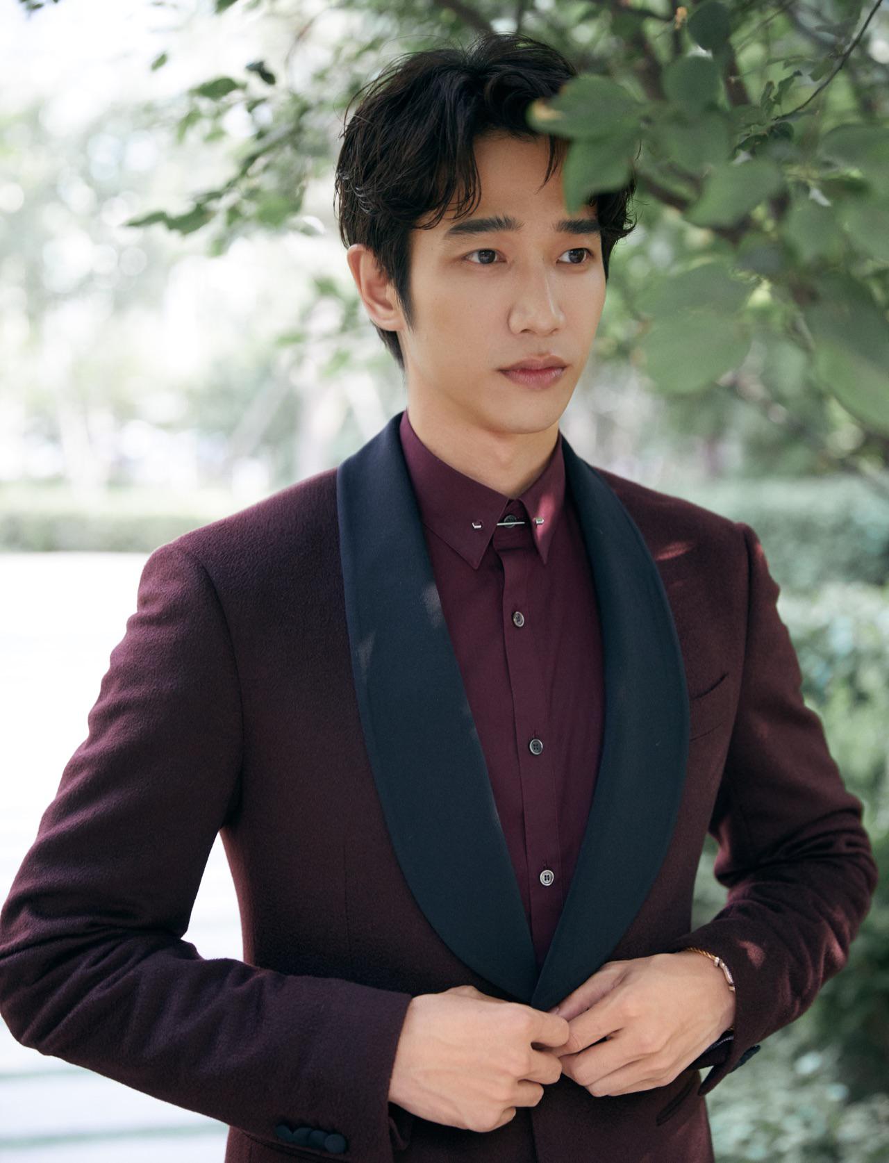 刘以豪亮相高级珠宝活动酒红西装尽显华贵气质