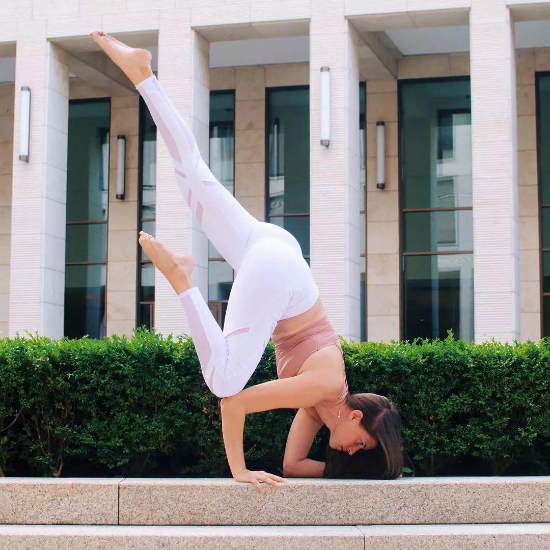 张嘉倪最新写真曝光清透妆容冰蓝抹胸纱裙这组仙的飞起