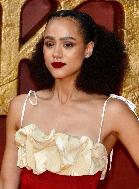 权游娜塔莉伊曼纽尔惊艳亮相身材吸睛穿霸气礼服气场十足