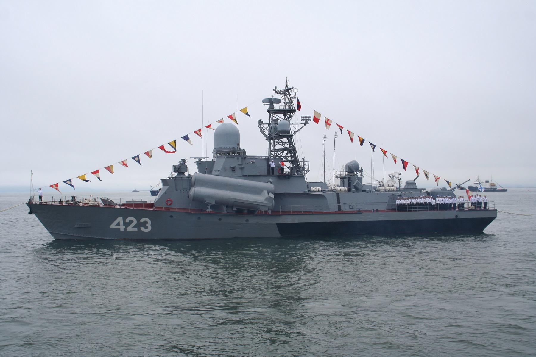 的1艘12341型小型导弹舰"龙卷风"号和745型拖船经宗谷海峡进入日本海