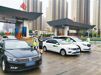 高速交警在未央南收费站对不系安全带违法行为进行查处