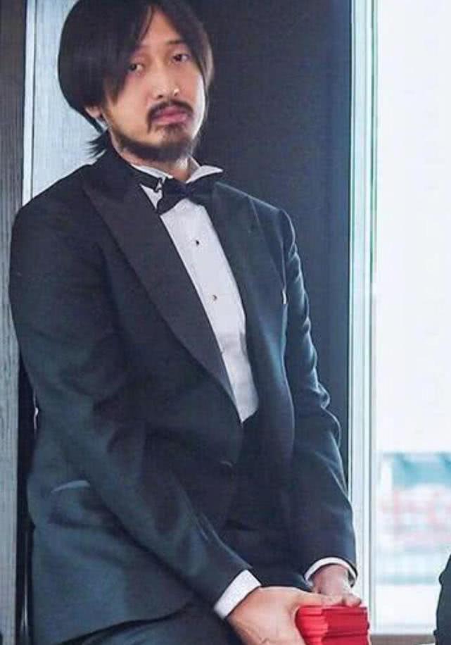 有种"不尊重"叫伴郎王传君,颓废络腮胡和伴郎团格格不入引争议