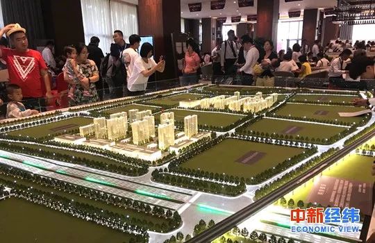 ▲某楼盘售楼部挤满购房者 中新经纬 薛宇飞 摄