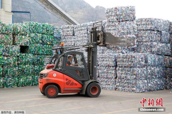  资料图：4月3日，在瑞士比尔顿新成立的环保回收公司，回收的塑料垃圾堆积如山。