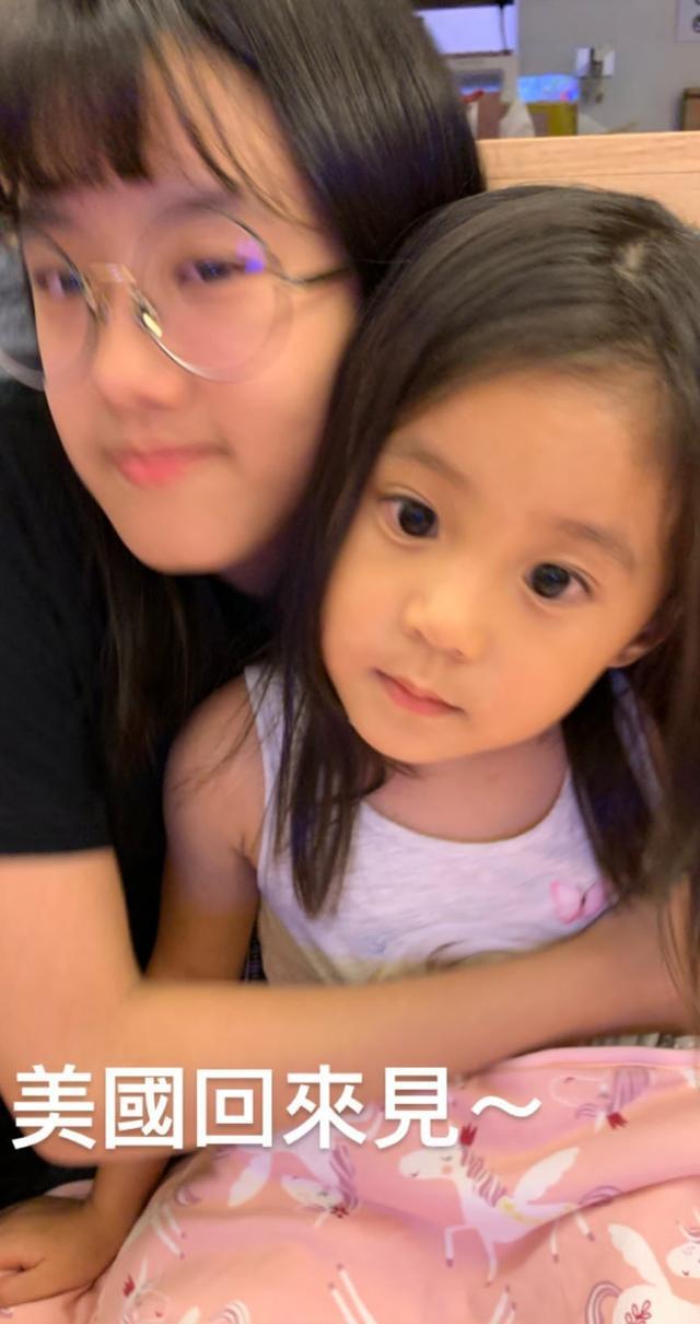 梧桐妹入驻微博晒全家福咘咘扎超高马尾波妞打哈欠可爱抢镜