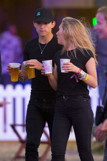 23岁荷兰弟牵手金发美女终于脱单了吗