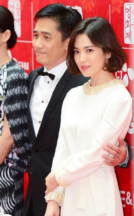 梁朝伟宋慧乔合影旧照,绅士手加氧气美女,养眼指数满星