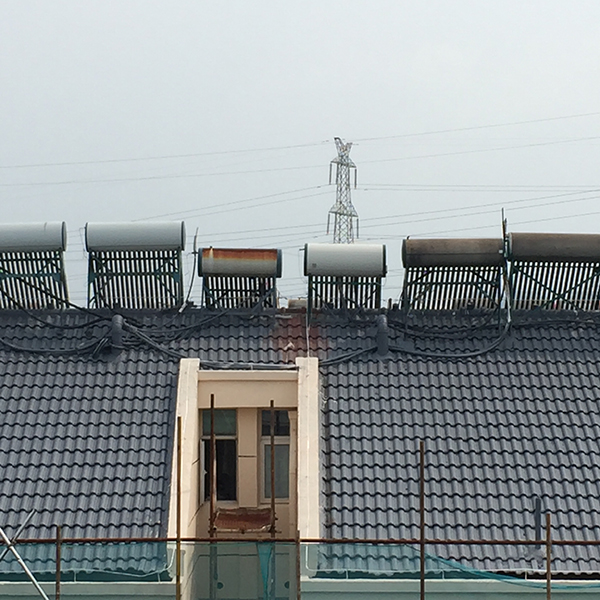 小区楼顶整体已喷上蓝灰色的漆。 澎湃新闻实习生 江嘉涵 图