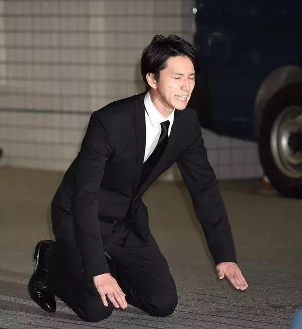 田口淳之介当时还在警局门口磕头谢罪,足足跪了20多秒