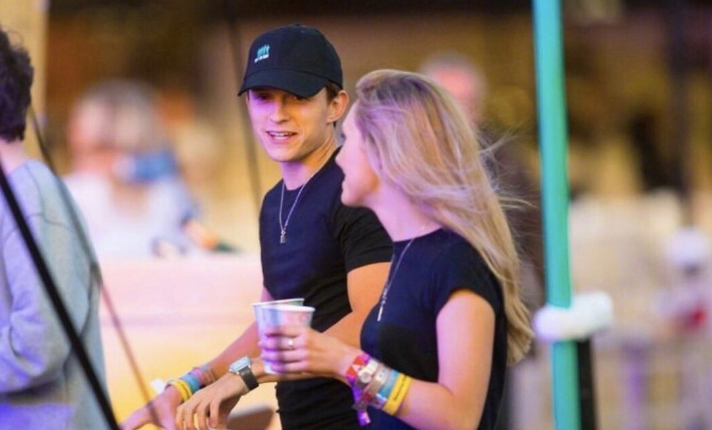 23岁荷兰弟牵手金发美女终于脱单了吗