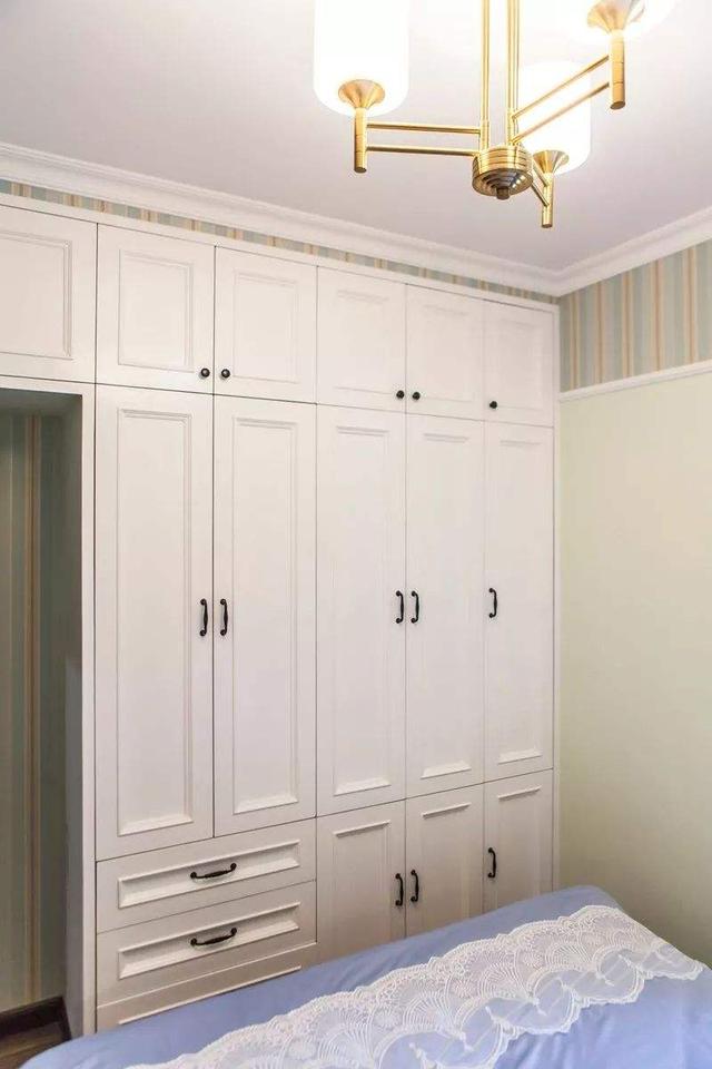 卧室天花板石膏线绕一圈,碰到做到顶的衣柜,师傅简单处理真漂亮