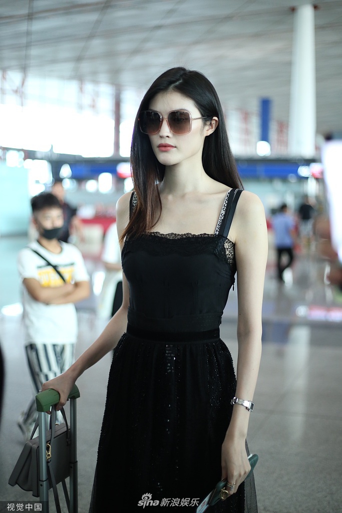何穗重回黑长直长裙飘飘女神范 戴墨镜皮肤白皙美到发光