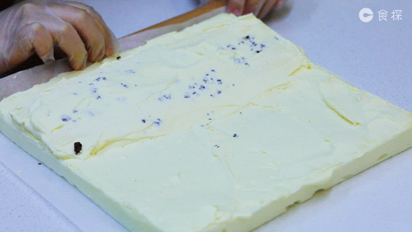 对了,viko把传统的奶酥换成了法芙娜和可可脆片,一口惊艳.