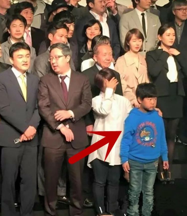 还记得韩版《爸哪》的李俊秀吗,他现在成黑胖小子了.