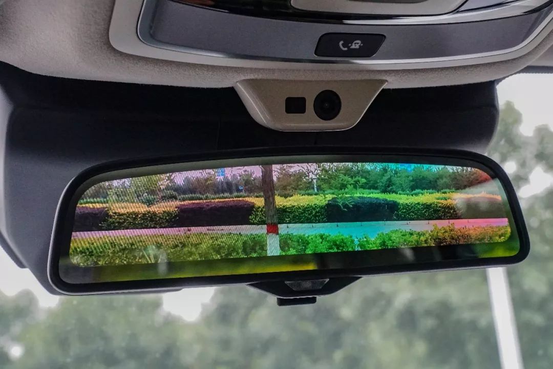 可通过手机对车内进行实时监控