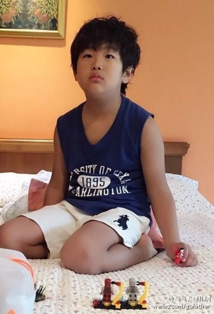 还记得韩版《爸哪》的李俊秀吗,他现在成黑胖小子了.