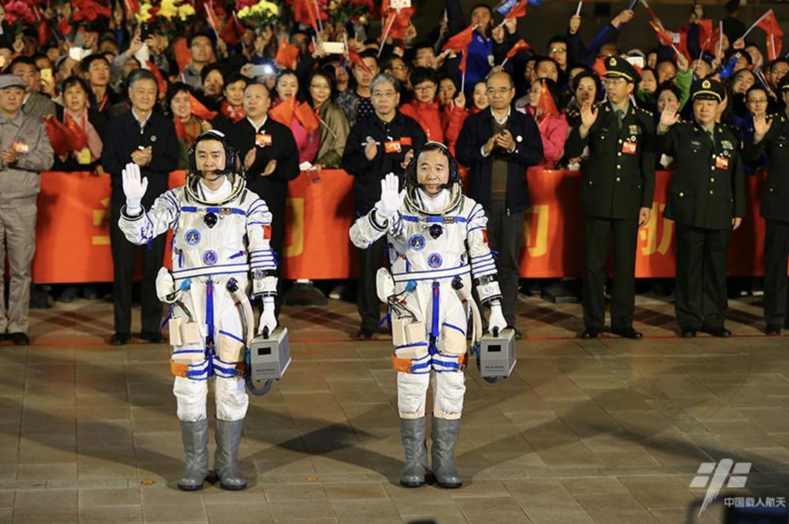  2016年10月17日，酒泉卫星发射中心，航天员景海鹏（右）、陈冬（左）出征，他们随后在天宫二号中驻留长达30天。图源：中国载人航天网