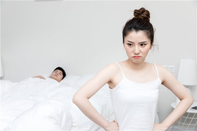 午休时,看到老婆准备的米饭和胡萝卜丝,我扔下餐盒点了外卖