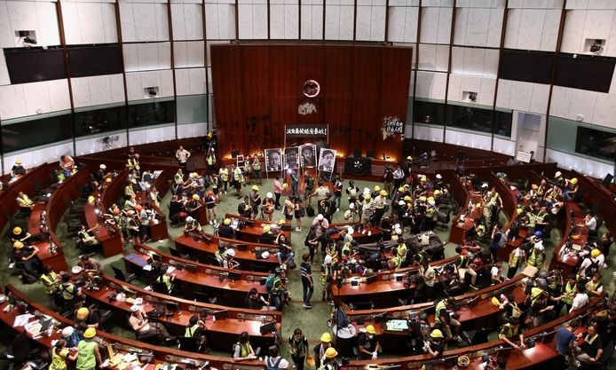 7月1日，香港立法会遭不法分子冲击及短暂占领  图自港媒
