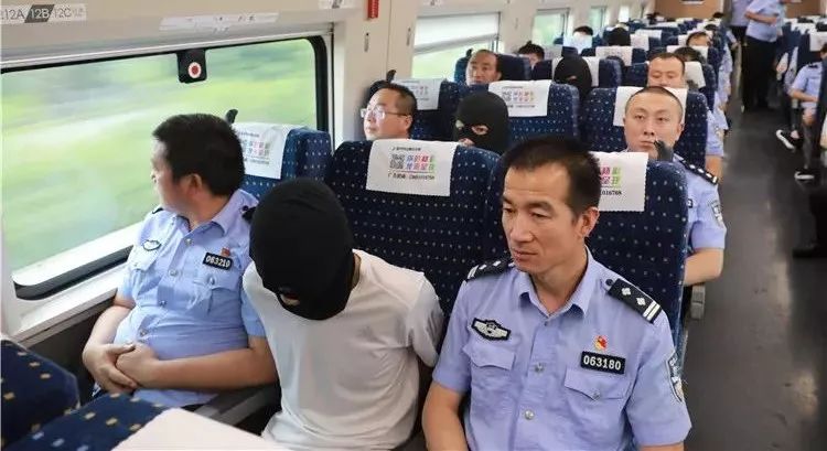 山西摧毁特大网络赌博窝点:涉案五亿,包高铁车厢押送嫌犯