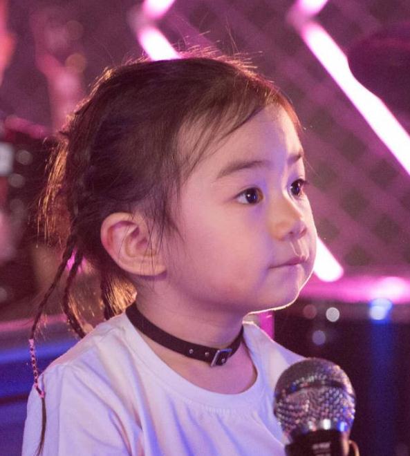 新浪看点# 林青霞18岁女儿近照曝光,素颜. 来自小妍说遇见 - 微博