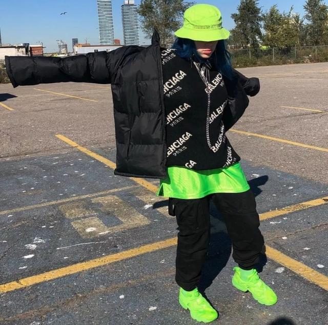 碧梨偏爱大size,不管是演出活动还是街拍,都会选择一些图样印花夸张的