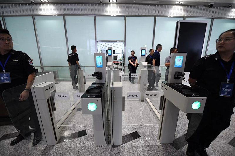 国内出发安检大厅.空乘登机机组人员列队走向登机门.