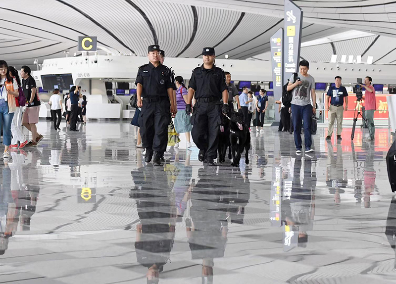 大兴国际机场首次综合演练 千余名旅客携行李模拟值机|行李|安检_新浪