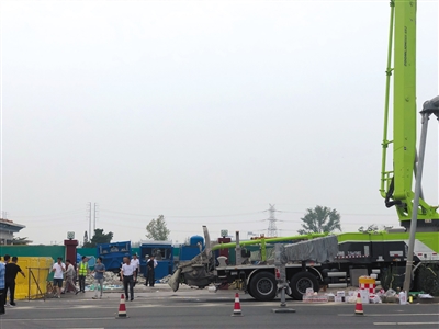 7月4日下午，青岛市调动大型机械在坍塌现场救援。