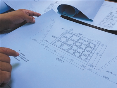 刘飞云称，为节省材料，实际施工中钢筋铺设间距比设计图纸的要求宽。