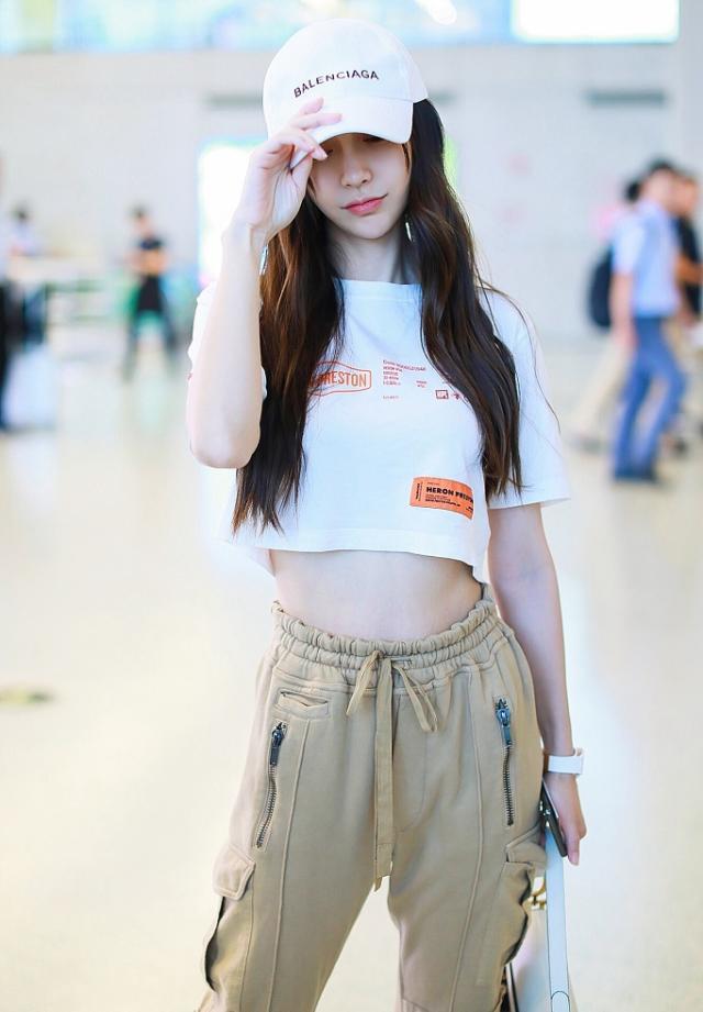 有一种身材叫angelababy!露脐t搭配工装裤,无赘肉的小腹好吸睛