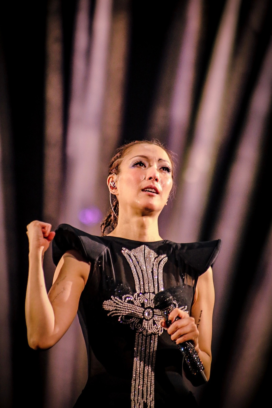 郑秀文演唱会又双叒叕哭了,她的一个动作却有些不雅