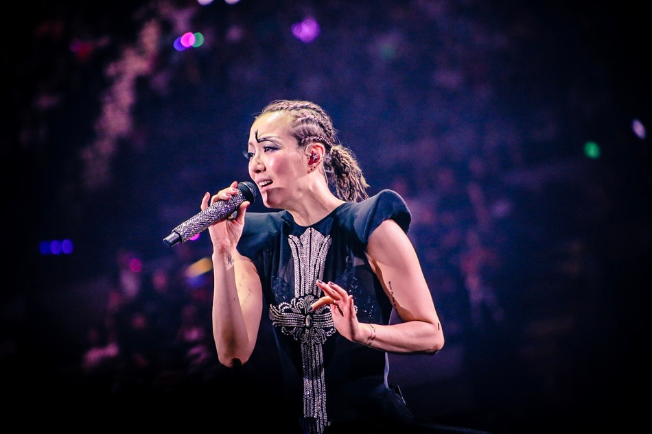 郑秀文演唱会又双叒叕哭了,她的一个动作却有些不雅